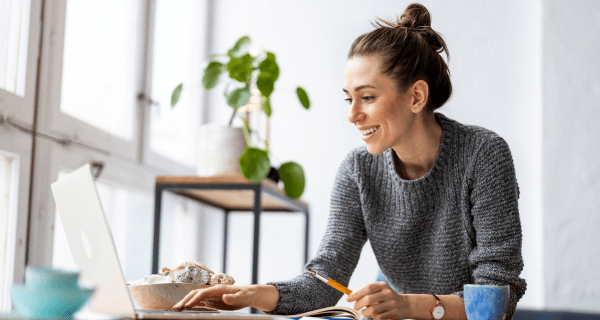 lady at laptop doing an online onboarding quiz