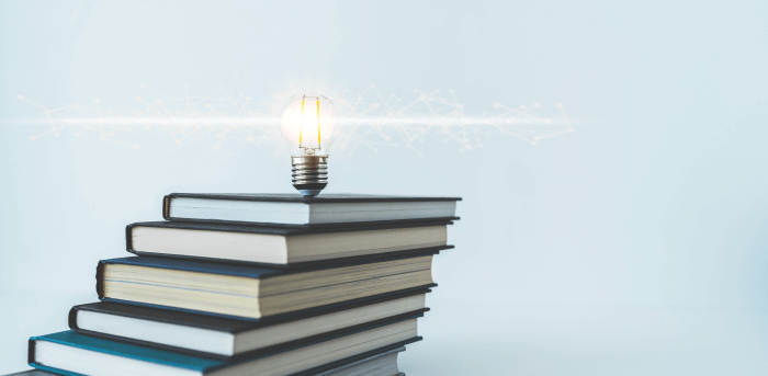 building a course with books and lightbulb